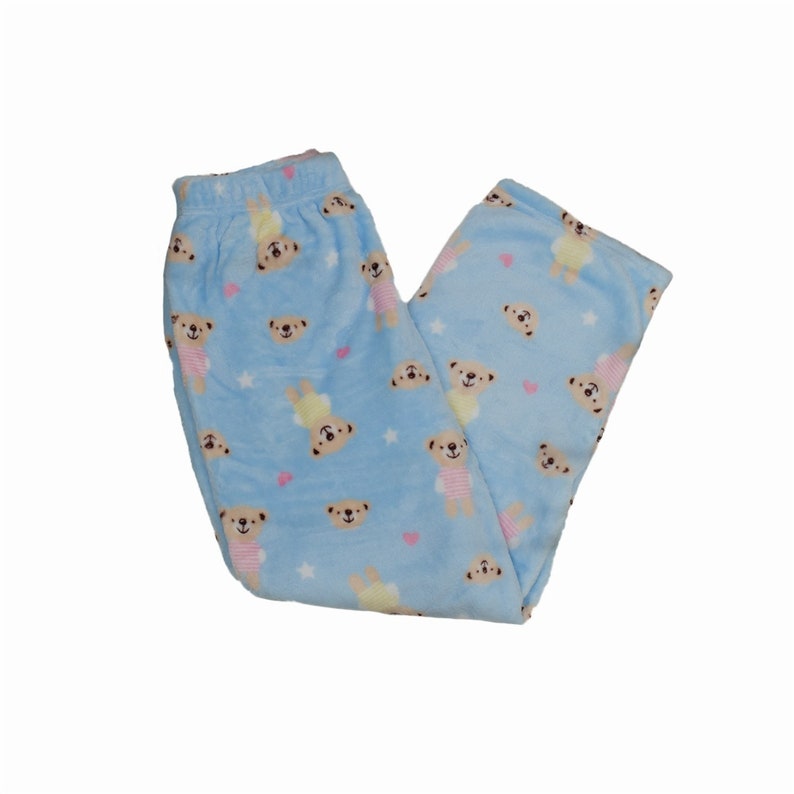 Puede incluir: Pantal&oacute;n de pijama azul claro con un patr&oacute;n de osos de peluche marrones y corazones rosas.