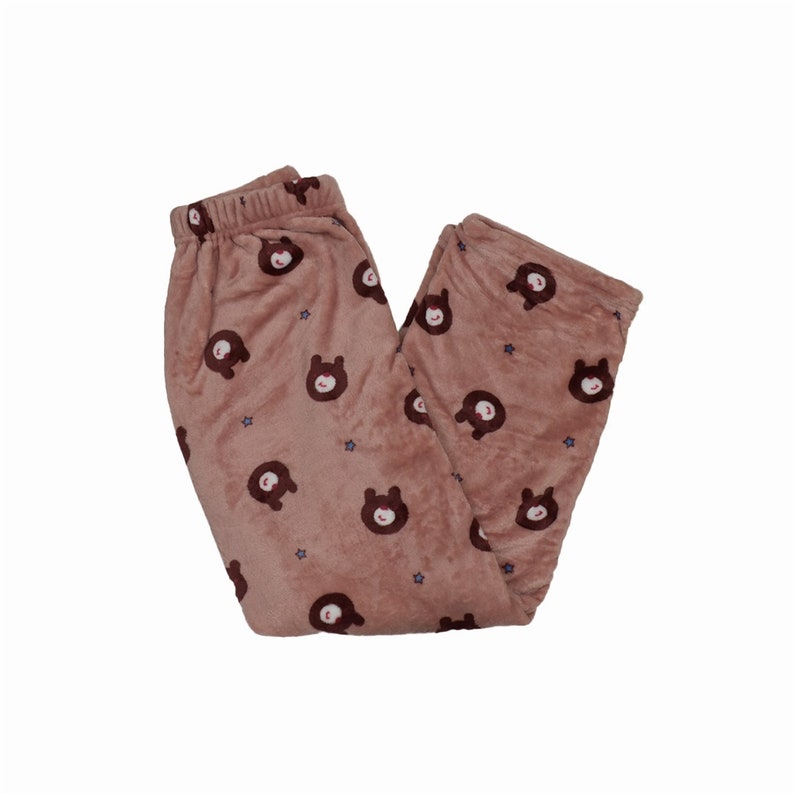 Puede incluir: Pantal&oacute;n de pijama rosa con estampado de oso marr&oacute;n.