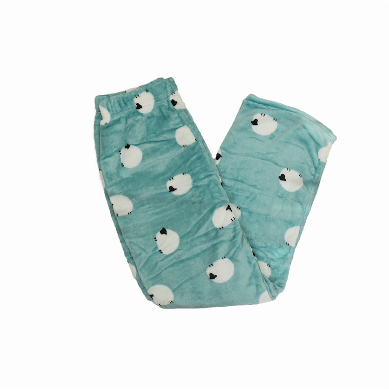 Puede incluir: Pantal&oacute;n de pijama azul turquesa con estampado de ovejas blancas.