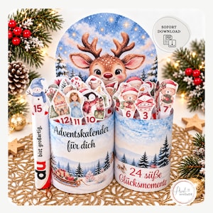 Può includere: Un set di calendario dell'avvento stampabile con due contenitori cilindrici decorati con paesaggi invernali, un'illustrazione di renna e ritagli numerati di personaggi natalizi. Il testo recita Adventskalender für dich e 24 süße Glücksmomente.