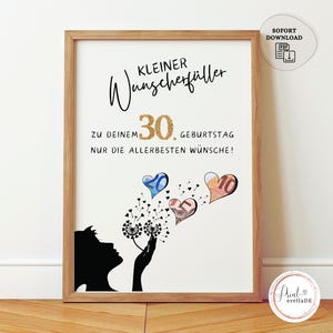 Może przedstawiać: Oprawiony wydruk z tekstem "KLEINER Wunscherfüller" i "30. GEBURTSTAG". Grafika przedstawia sylwetkę dmuchającą nasiona mniszka lekarskiego, które przekształcają się w balony w kształcie serca z symbolami walut. Wydruk jest w drewnianej ramie.