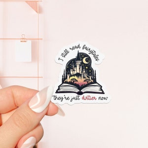 Adesivo "Leggo ancora fiabe", adesivo libresco, regalo per amanti dei libri, merchandising libresco, adesivo Kindle, lettore di e-book, amante della lettura, e-reader