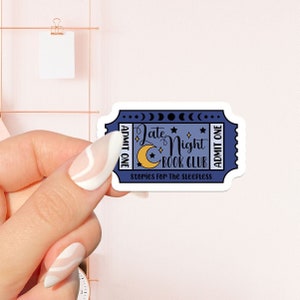 Adesivo del club del libro a tarda notte, adesivo libresco, regalo per gli amanti dei libri, Merch libresco, adesivo Kindle, Smut Reader, amante della lettura, e-reader