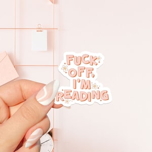 Vaffanculo, sto leggendo, adesivo, adesivo libresco, regalo per amanti dei libri, merchandising libresco, adesivo Kindle, lettore di e-book, amante della lettura, e-reader
