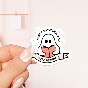 Not Ghosting You Naklejka, książkowa naklejka, prezent dla miłośnika książek, gadżety książkowe, naklejka Kindle, czytnik Smut, miłośnik czytania, czytnik e-booków