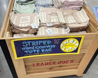 Mini sacola Trader Joe's - Listras em tons pastel Primavera 26 - Disponível agora