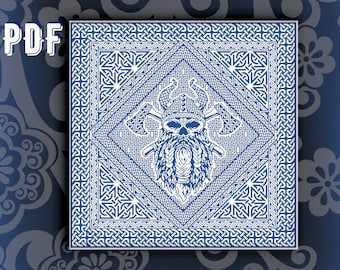 Puede incluir: Un patrón geométrico blanco y azul con una calavera en el centro que lleva una corona. La calavera tiene barba y está rodeada de diseños intrincados.