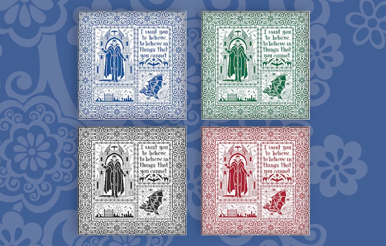 Puede incluir: Cuatro paneles de tela cuadrados con un dise&ntilde;o g&oacute;tico. Cada panel presenta una ilustraci&oacute;n en blanco y negro de un vampir con una cita que dice "Quiero que creas en cosas que no puedes". Los paneles son de color azul, verde, negro y rojo.