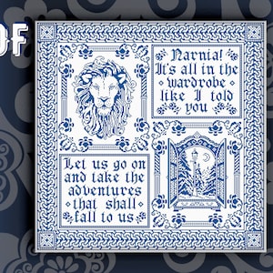 Op de afbeelding: Blauw-witte kruissteekpatroon met een leeuw, een kast en een citaat uit het boek "De leeuw, de heks en de kleerkast" van C.S. Lewis. Het citaat luidt: "Narnia! Het is allemaal in de kast, zoals ik je vertelde."