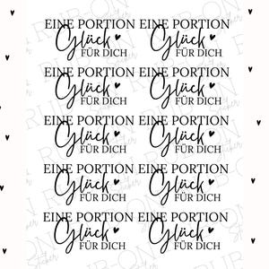 Puede incluir: Cinco filas de pegatinas imprimibles en blanco y negro con el texto "Eine Portion Glück für dich" (Una porción de felicidad para ti) repetido en cada pegatina.