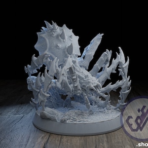 Könnte beinhalten: Eine detaillierte, graue, 3D-gedruckte Miniatur eines Spinnenwesens mit einem großen, stacheligen Panzer. Die Kreatur ist auf einem Sockel mit einer webartigen Textur platziert.