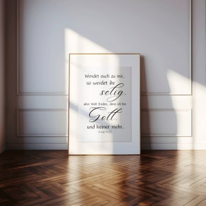 Op de afbeelding: Een zwart-witte printbare wanddecoratie met een religieus citaat in het Duits. Het citaat luidt "Wendet euch zu mir, so werdet ihr selig aller Welt Enden, denn ich bin Gott und keiner mehr. Jesaja 45:22".