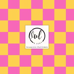 Könnte beinhalten: Ein nahtloses Muster mit einem sich wiederholenden Gitter aus leuchtend rosa und goldgelben Quadraten. Zentriert auf dem Muster befindet sich ein weißes quadratisches Etikett mit einem schwarzen kreisförmigen Logo, das den Text Owl & Fern enthält.