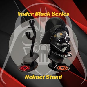 Könnte beinhalten: Ein schwarzer Darth Vader Helm- und Headset-Ständer. Der Ständer hat einen kreisförmigen Sockel mit einem rot-orangenen Emblem. Die Worte "Vader Black Series" und "Helmet Stand" sind in Gelb.