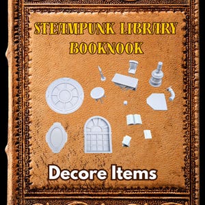 Pode incluir: Uma coleção de miniaturas brancas para a decoração de um Booknook Steampunk Library, incluindo uma janela circular, uma mesa pequena, uma secretária e uma janela. O texto "Steampunk Library Booknook" e "Decore Items" são visíveis.