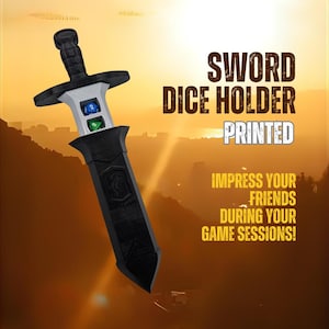 Puede incluir: Un soporte para dados en forma de espada negra y plateada con el texto "SWORD DICE HOLDER PRINTED". El soporte contiene dos dados. El fondo es una puesta de sol.
