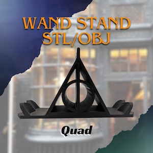 Puede incluir: Soporte negro para varitas con el símbolo de las Reliquias de la Muerte en el centro. El soporte tiene forma triangular con una abertura circular y dos soportes curvos. Se muestra el texto "WAND STAND STL/OBJ" y "Quad".