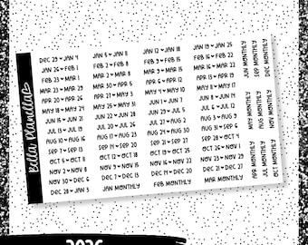 Può includere: Adesivi per planner in bianco e nero con date e mesi per il 2026. Gli adesivi includono etichette settimanali e mensili, con date che vanno dal 29 dicembre al 3 gennaio. Il logo Bella Planella è visibile.