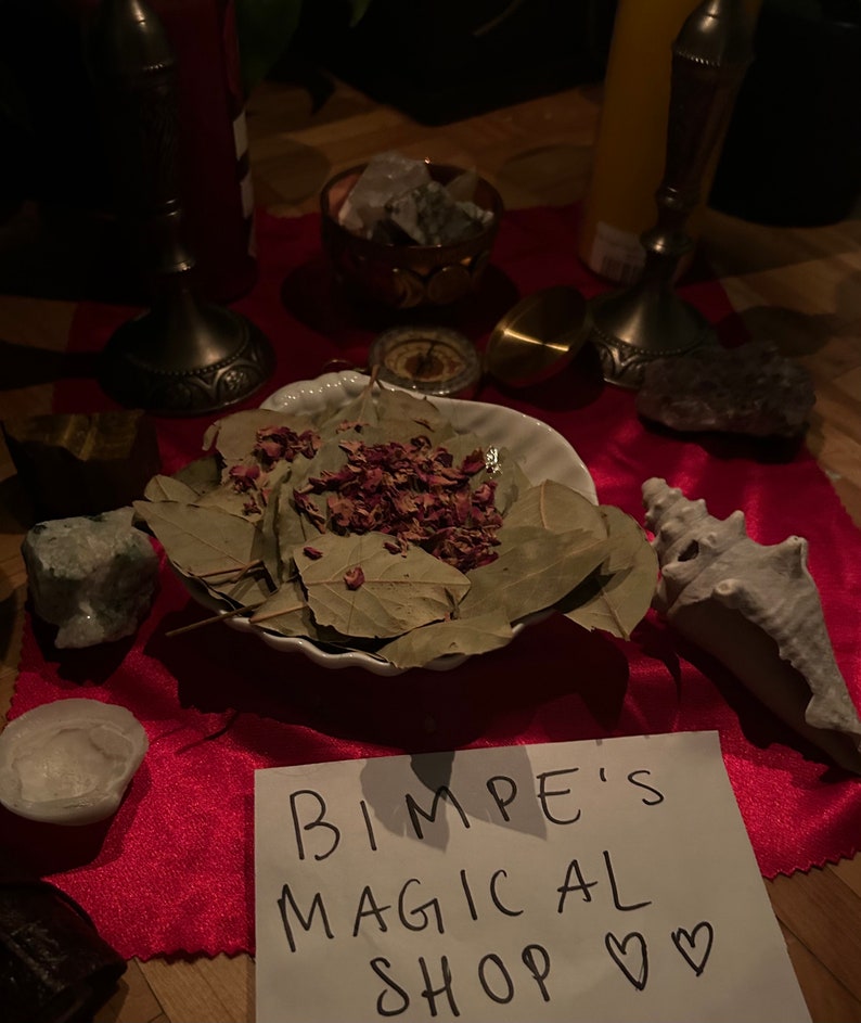 Puede incluir: Un taz&oacute;n blanco lleno de hojas de laurel secas y p&eacute;talos de rosa. Una nota escrita a mano dice "Bimpe's Magical Shop ♡".