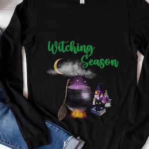 Witching Saison Unisex Jersey Langarm T-Shirt Halloween Party Shirt Hexe T-Shirt Geschenk für Mama Halloween Geschenk Witchy Tee Niedliches Halloween T-Shirt
