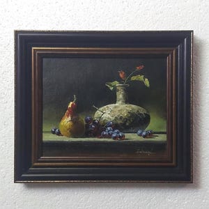Ölgemälde Stillleben: Birne, Traube & Vase mit Holzrahmen - Originale Kunst