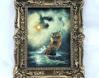Puede incluir: Una pintura al óleo enmarcada que representa un barco navegando en un mar tormentoso de noche. El barco está iluminado por la luna y las olas rompen a su alrededor. La pintura está en un marco dorado con detalles ornamentados.