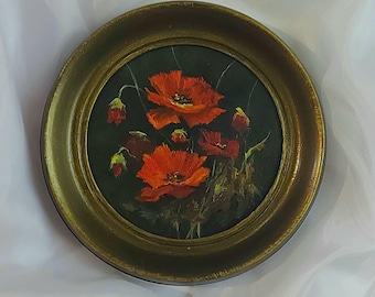 Puede incluir: Una pintura al óleo circular que presenta vibrantes flores de amapola rojas sobre un fondo oscuro y temperamental. La obra de arte está encerrada en un marco circular grueso de tono bronce desgastado con un acabado texturizado que resalta el contraste.