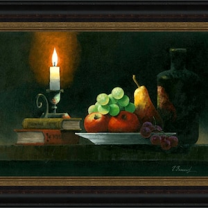 Könnte beinhalten: Ein Stillleben mit einer brennenden Kerze, einem Teller mit Obst und einer Flasche. Das Obst umfasst rote Äpfel, grüne Trauben und eine Birne. Das Gemälde ist vor einem dunklen Hintergrund gemalt.