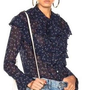 Op de afbeelding: Marineblauwe blouse met een bloemenpatroon en ruches. De top met lange mouwen heeft een knoopsluiting aan de voorkant en een transparante stof, waardoor een delicate en vrouwelijke look ontstaat. De blouse is een stijlvolle toevoeging aan elke garderobe.