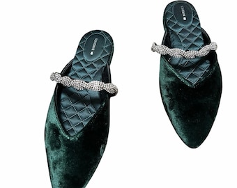 Birdies “the Swan” emerald green velvet and rhinestone strapped slides sz 9