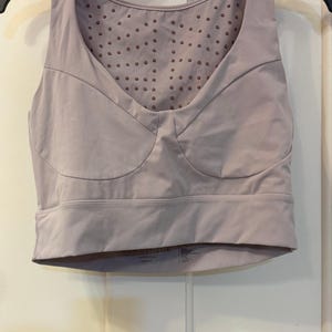 El sujetador linfático Elastique Athletics le Divine en color rosa empolvado, talla L, tiene un precio de venta al público de 150.