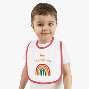 レインボーベビービブ - 私たちの小さな奇跡のジャージービブ、ベビーシャワーギフト、幼児用授乳ビブ、子供用かわいいビブ、ユニークなベビーアパレル、ベビーギフト