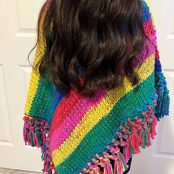 Warmer handgestrickter Regenbogen-Poncho mit buntem Umhang