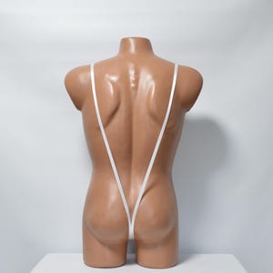 Può includere: Lingerie bianca con spalline sottili e schiena bassa.