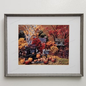 Puede incluir: Una escena de oto&ntilde;o en miniatura con un peque&ntilde;o edificio de madera con la etiqueta "The Pumpkin Patch". Hay calabazas, hojas de oto&ntilde;o y un cartel que dice "Pumpkins 4 Sale!"
