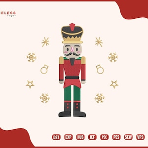 Könnte beinhalten: Festliches Stickdesign mit einem Nussknacker-Soldaten in roter Jacke und grüner Hose, verziert mit einer goldenen Krone und einem Schnurrbart. Goldene Sterne, Schneeflocken und Ringe umgeben die Figur. Das Design ist vor einem cremefarbenen Hintergrund.