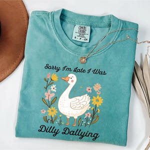 Comfort Colors® Przepraszam za spóźnienie, byłem obijającym się gęsim T-shirtem, zabawny, głupi T-shirt z gęsią, słodka koszulka z humorem zwierzęcym, prezent dla miłośnika gęsi