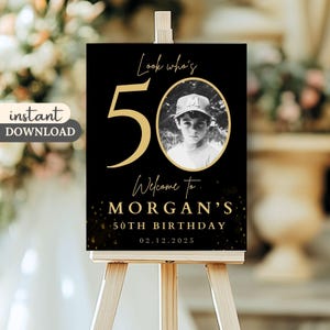 Welkomstbord 50e verjaardag, Look Who's 50 Birthday-bord, modern 50e zwart-gouden bord met bewerkbare fotosjabloon