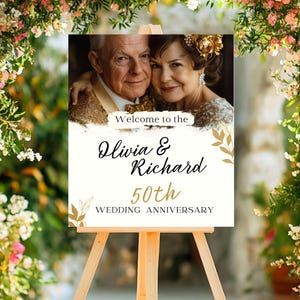 Puede incluir: Bienvenido al cartel del 50 aniversario de boda de Olivia y Richard con una foto de la pareja y detalles en pan de oro.