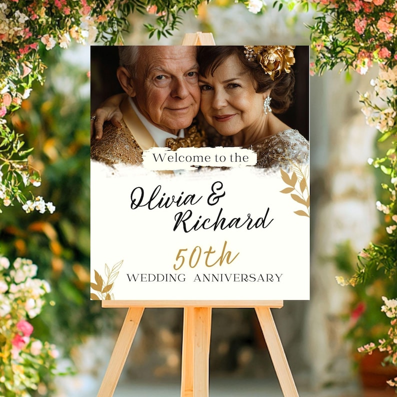 Puede incluir: Bienvenido al cartel del 50 aniversario de boda de Olivia y Richard con una foto de la pareja y detalles en pan de oro.