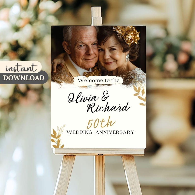 Puede incluir: Un cartel de bienvenida blanco con una foto de una pareja mayor, detalles en pan de oro y el texto "Bienvenido a Olivia & Richard 50 aniversario de boda".