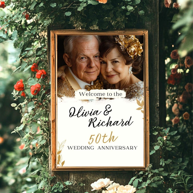 Puede incluir: Un cartel blanco con detalles dorados y una foto de una pareja mayor. El cartel dice "Bienvenido a Olivia & Richard 50 aniversario de boda".