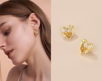 Pendientes de corazón chapados en oro de 18k, pendientes de abulón con cristales rosas, pendientes de cartílago hipoalergénicos de base plana, regalo de joyería delicada con forma de corazón