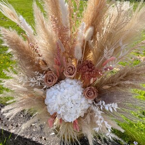 Beautiful, elegant XXL dried flower bouquet in delicate old pink, with hydrangea and infinity roses.