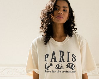 T-shirt Here For The Croissants / Parisian Chic Gourmet français Love Paris France Voyage vintage Esthétique / Confort Colors® Chemise cadeau unisexe