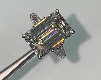 Anello di fidanzamento con tre pietre di Moissanite taglio smeraldo con accenti baguette - Proposta di anniversario o regalo per lei