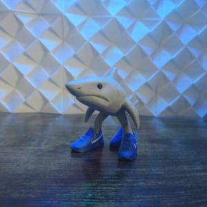 Tralalero Tralala | Figurine amusante | Article de qualité | Meme Brainrot italien