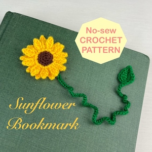 Può includere: Un segnalibro a uncinetto a forma di girasole con uno stelo e una foglia verdi. Il segnalibro è su un libro verde con il testo "No-sew CROCHET PATTERN" e "Sunflower Bookmark" sull'immagine.