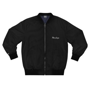 Peut inclure: Blouson noir avec fermeture éclair et un nom brodé en blanc "Mendoza" sur la poitrine gauche.