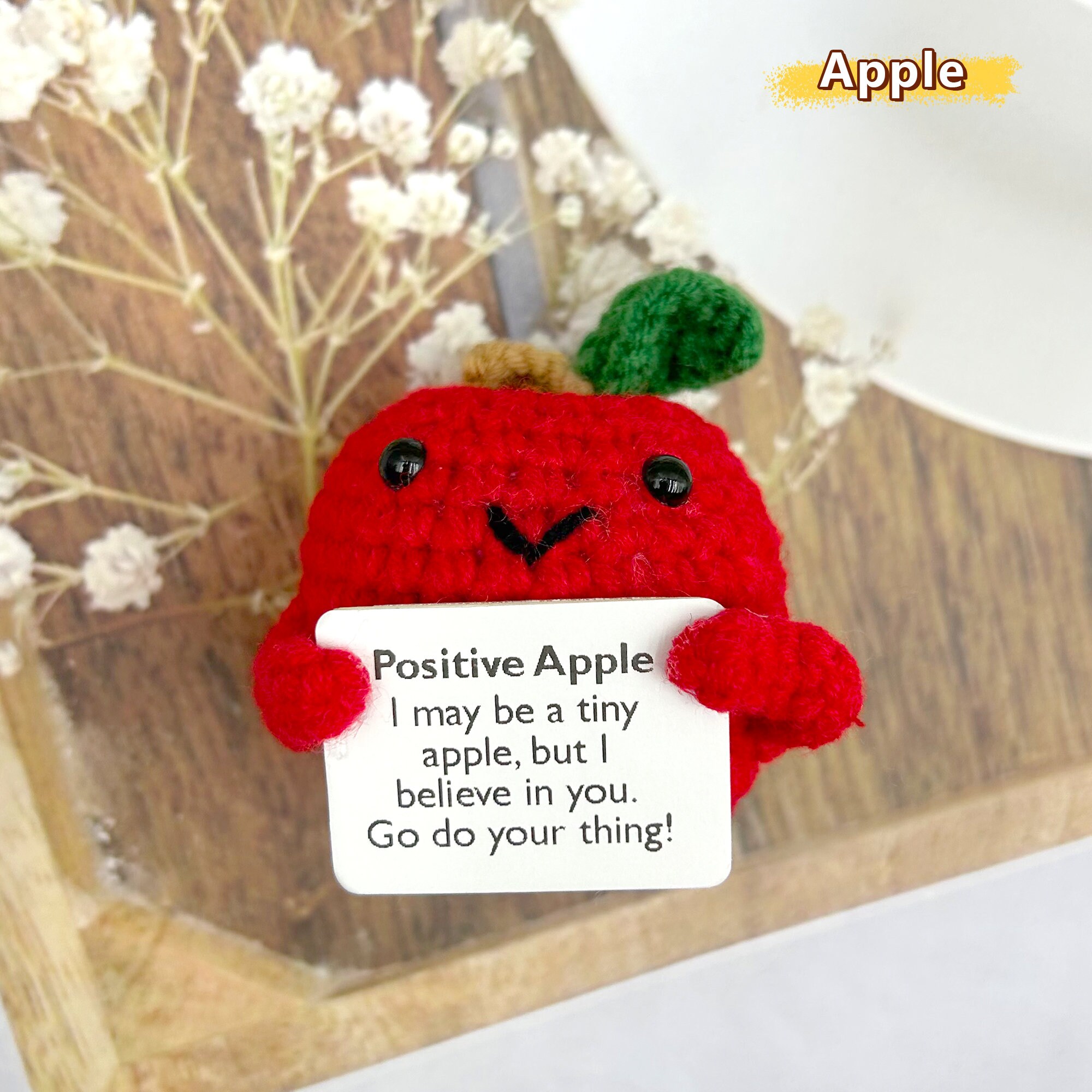 BOXOB Positiver Apfel – Süße Strick-Fleece Puppe Mit Ermutigender Botschaft (7x5 Cm) Als Geschenk Oder Deko Für Büro & Zuhause